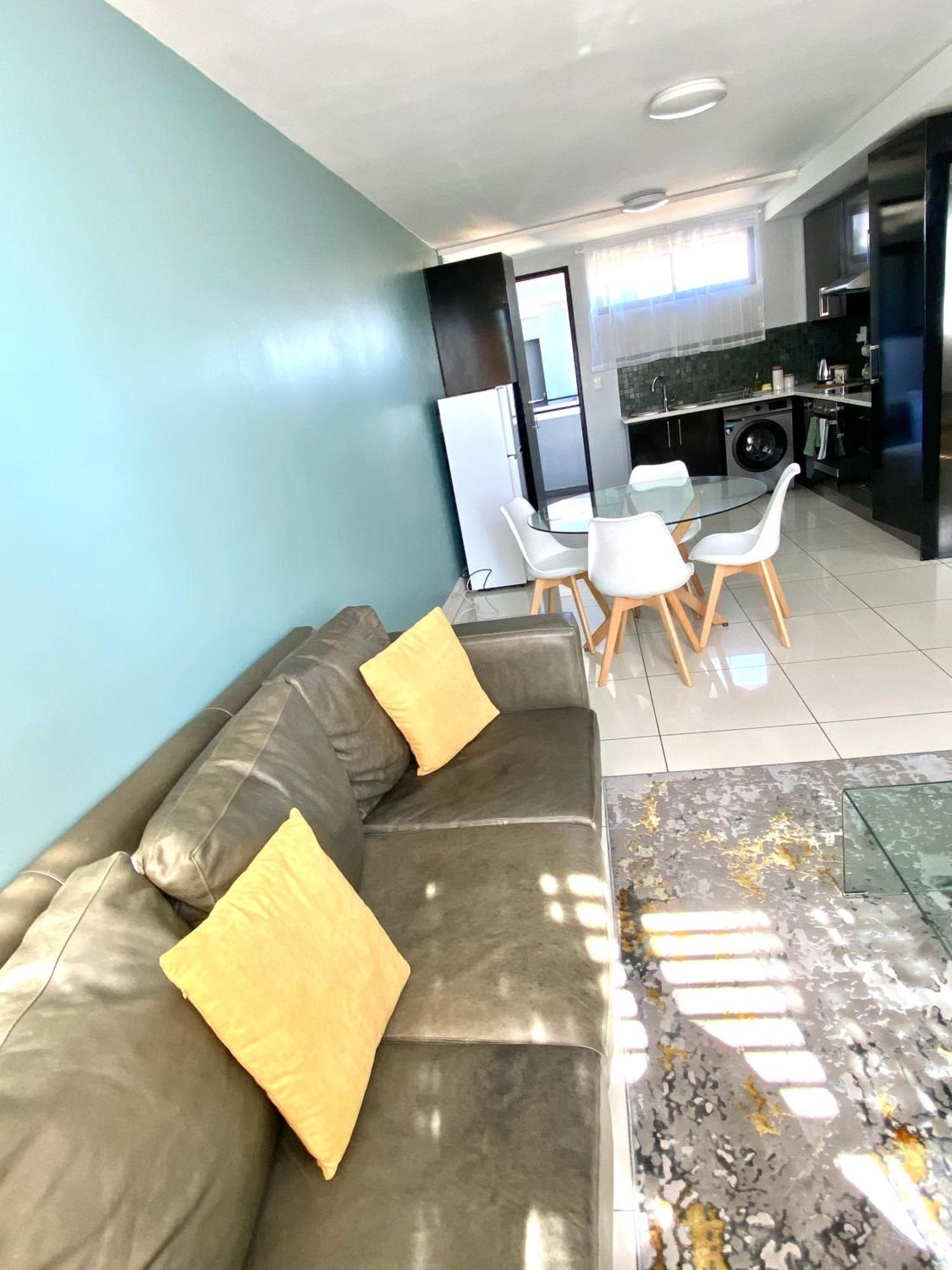 Appartement C&J City Centre Airbnb à Windhoek Extérieur photo